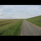 Der endlose, einsame Weg entlang des Deichs